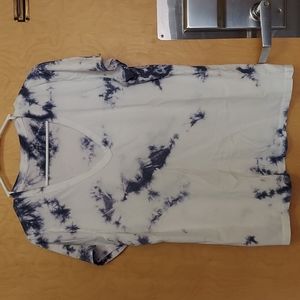 T-shirt is by Universal Thread in a size Large in a white and navy tie die.